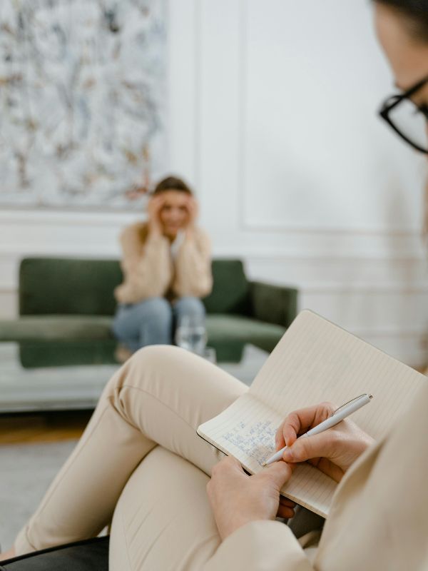 Une dame face à une autre dame qui écoute et prend des notes