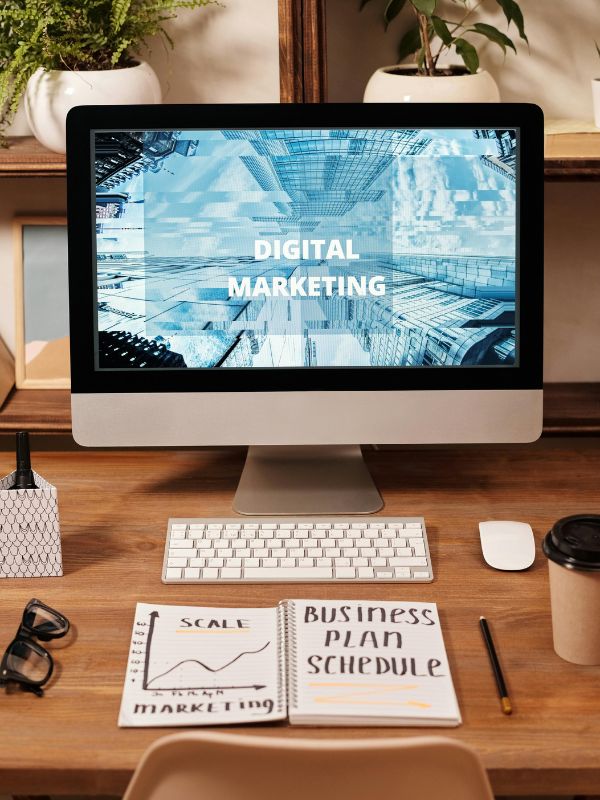 un ordinateur sur lequel il est écrit marketing digital