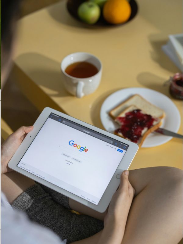 Google affiché sur une tablette