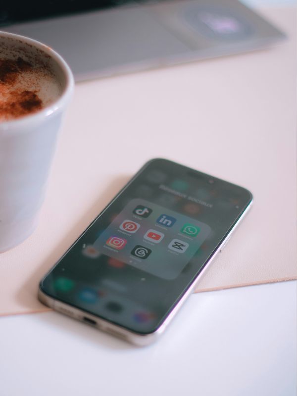 un smartphone avec les icones des réseaux sociaux